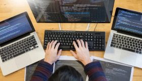 AI编程的颠覆之旅：个人如何打造盈利网站，传统团队面临怎样挑战？